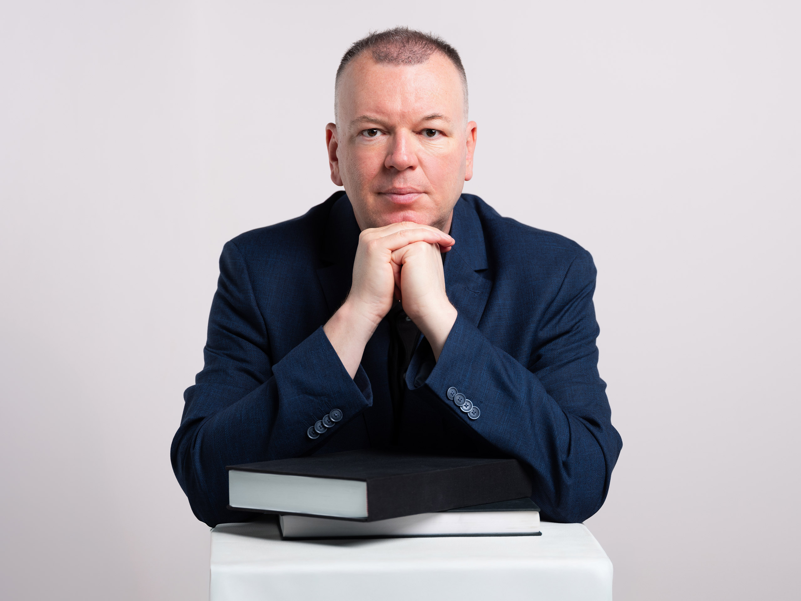 vergrößern Stefan Weber mit zwei Büchern